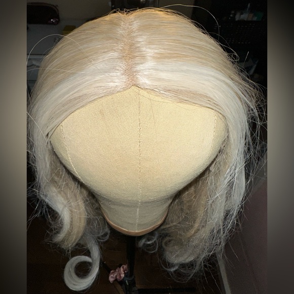 🤍FINAL SALE🤍 Blonde 24” Zeelle Synthetic Wig - Picture 3 of 7
